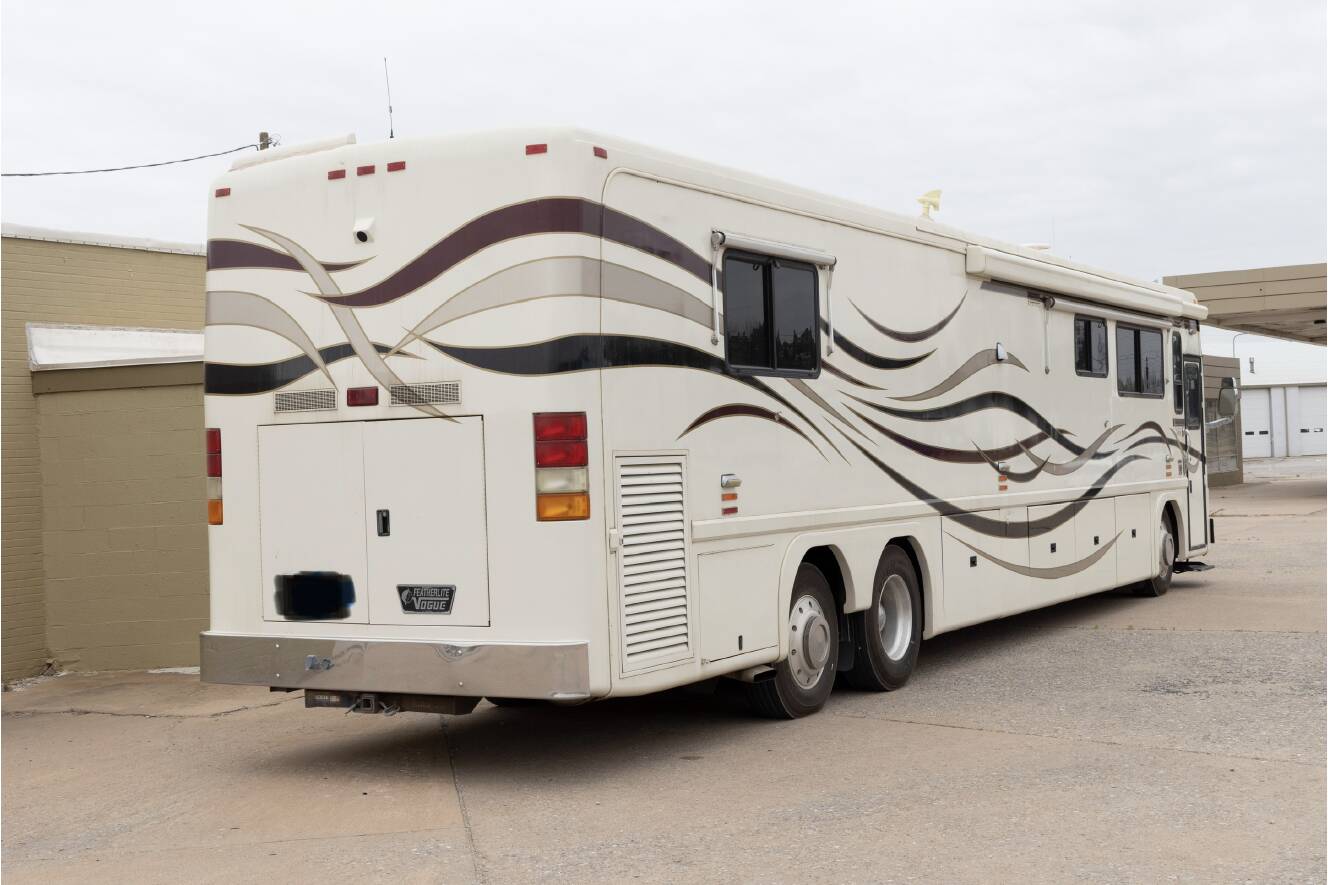 A photo of this 2000 Featherlite Coaches Vogue
