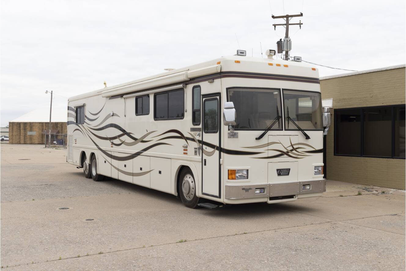 A photo of this 2000 Featherlite Coaches Vogue