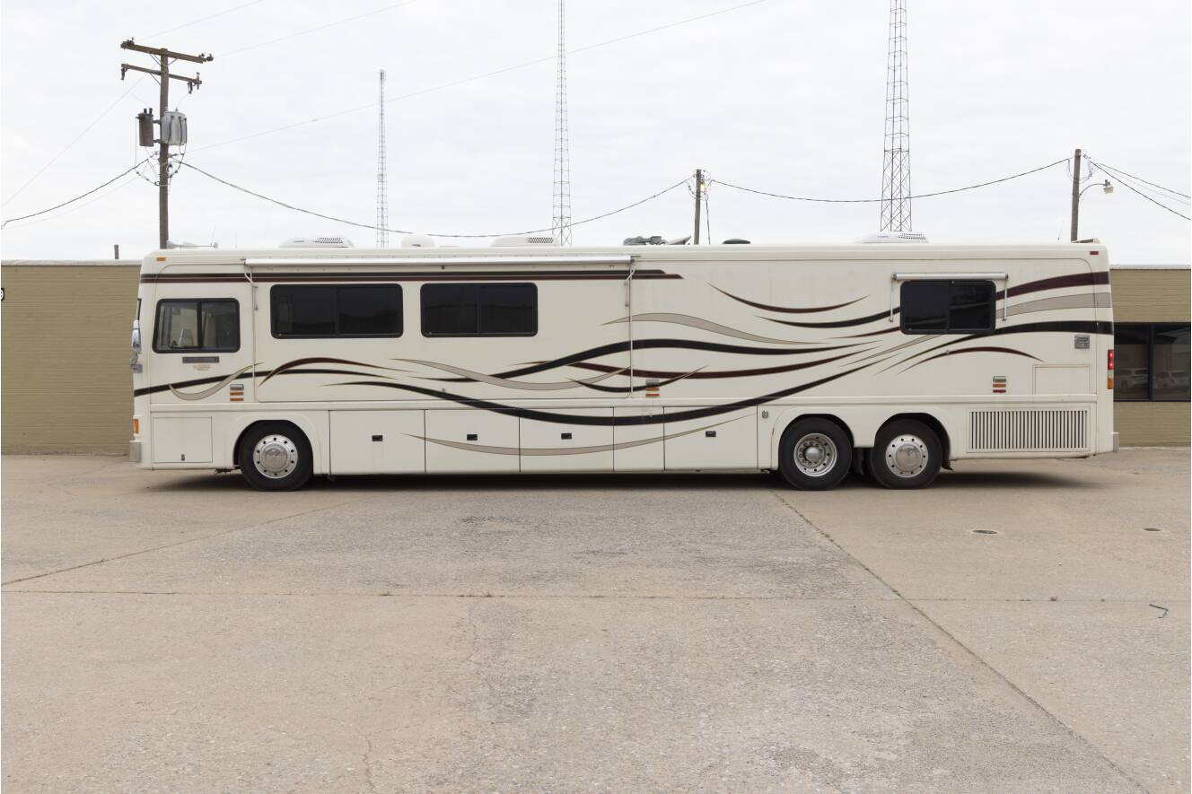 A photo of this 2000 Featherlite Coaches Vogue