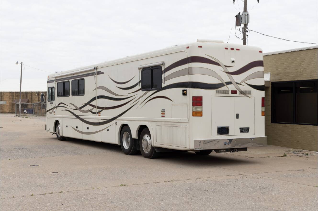 A photo of this 2000 Featherlite Coaches Vogue