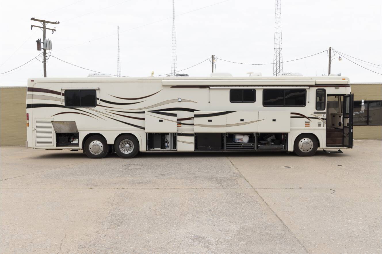 A photo of this 2000 Featherlite Coaches Vogue