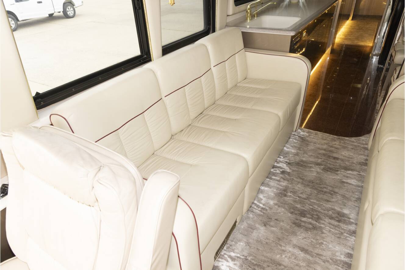 A photo of this 2000 Featherlite Coaches Vogue