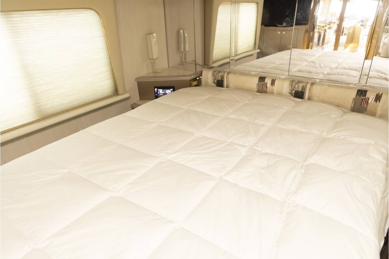 A photo of this 2000 Featherlite Coaches Vogue