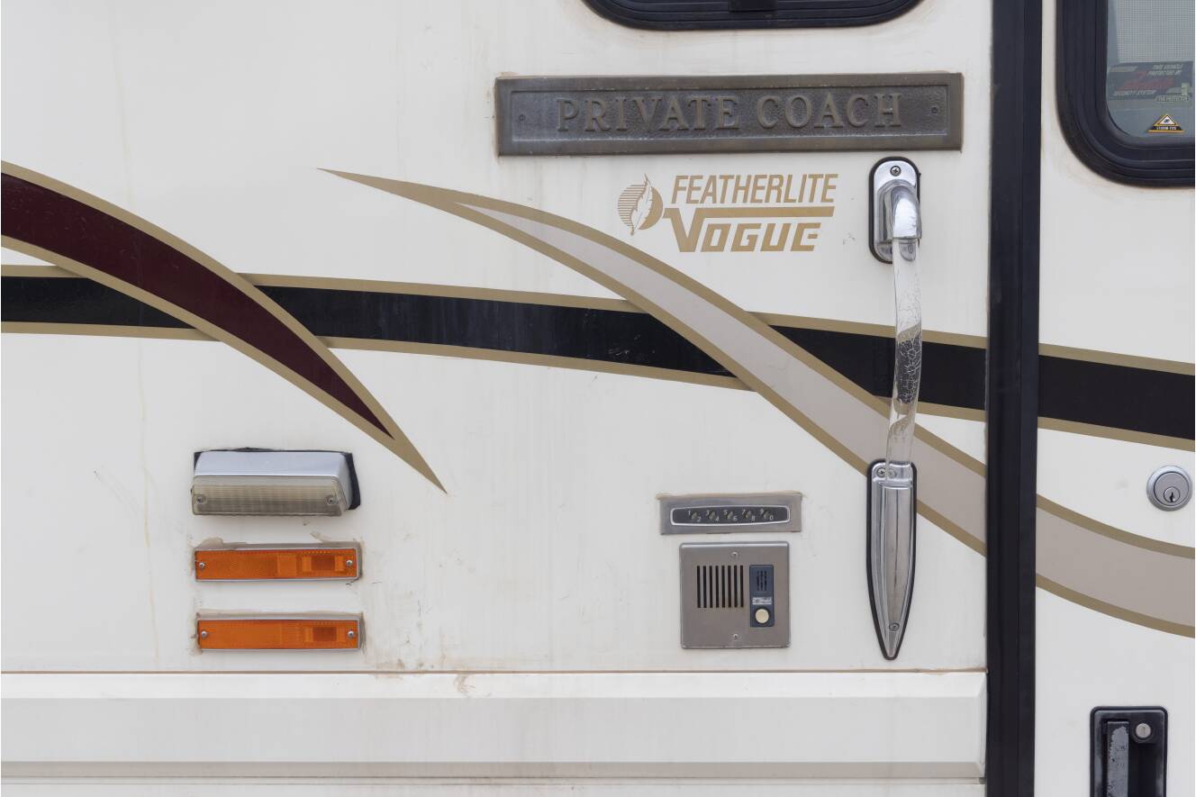 A photo of this 2000 Featherlite Coaches Vogue