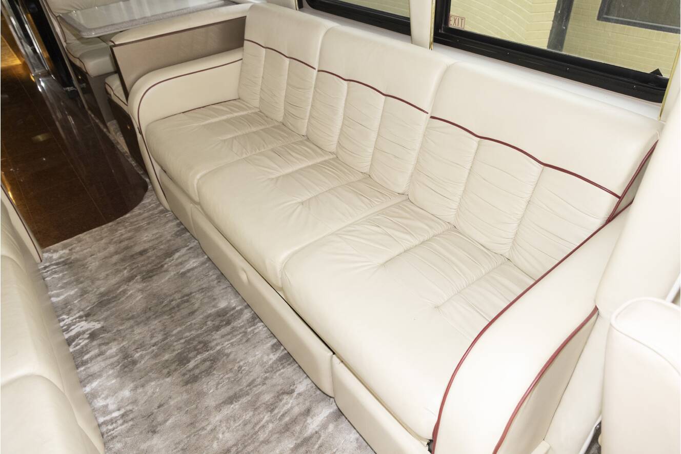 A photo of this 2000 Featherlite Coaches Vogue