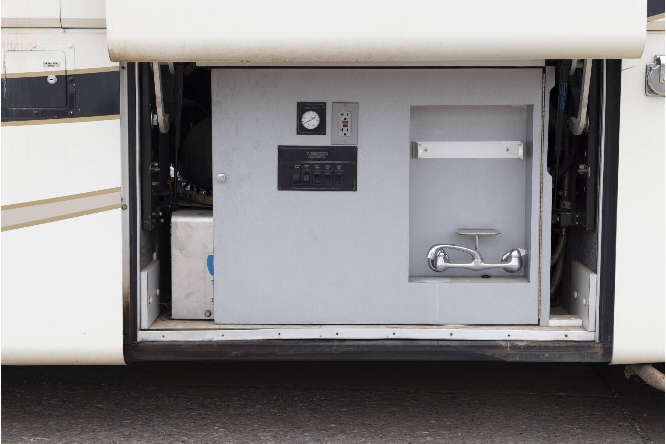 A photo of this 2000 Featherlite Coaches Vogue