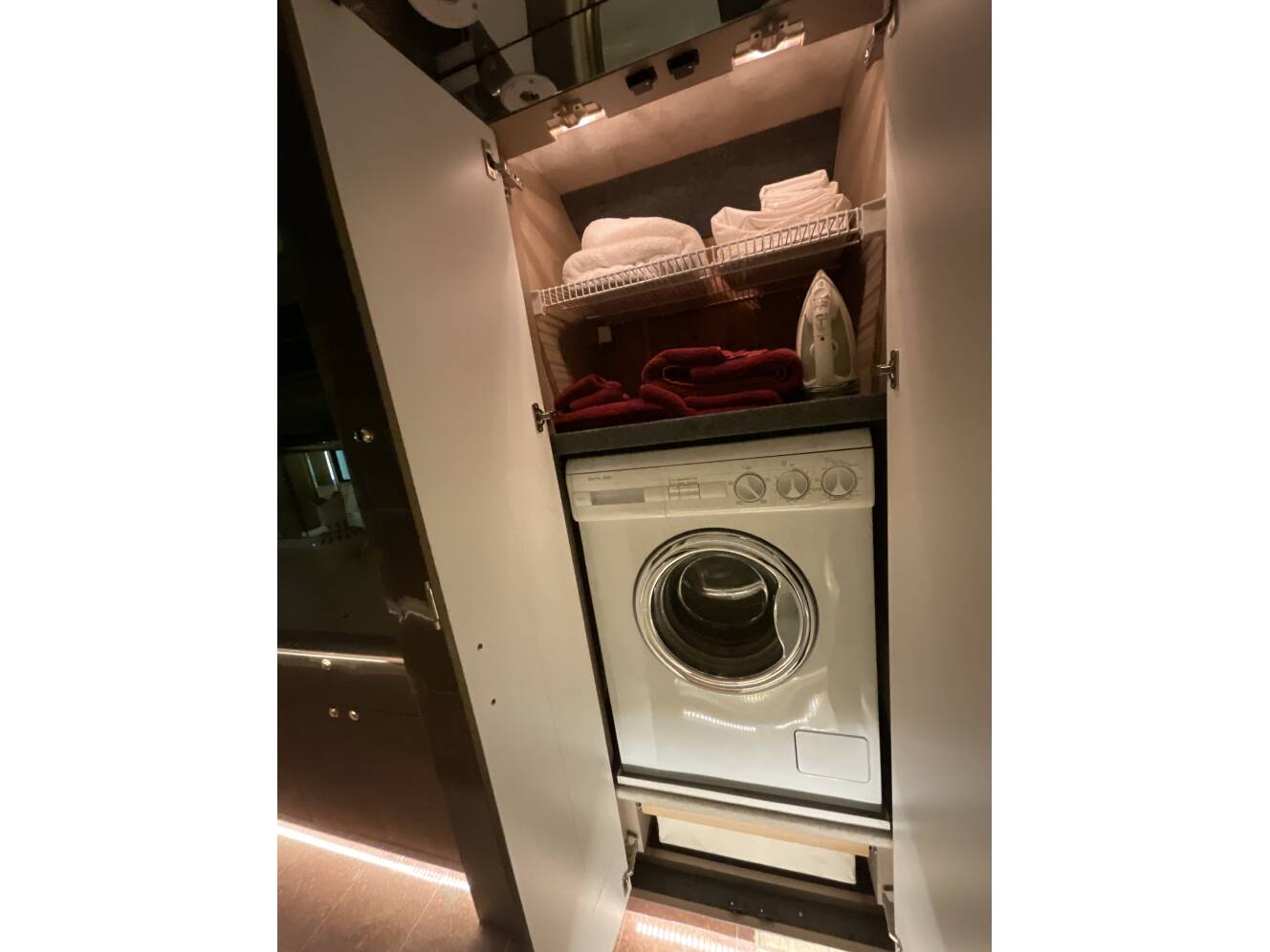 A photo of this 2000 Featherlite Coaches Vogue