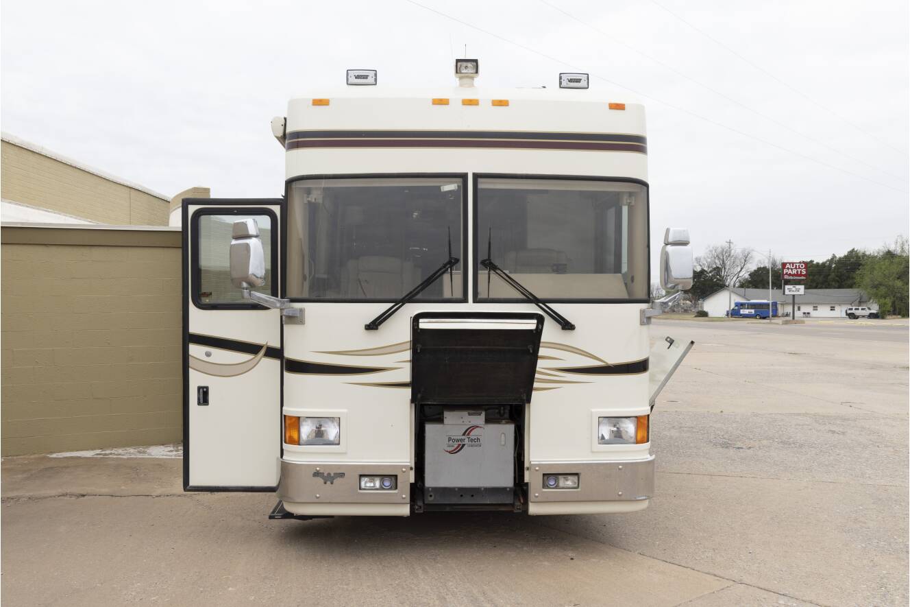 A photo of this 2000 Featherlite Coaches Vogue