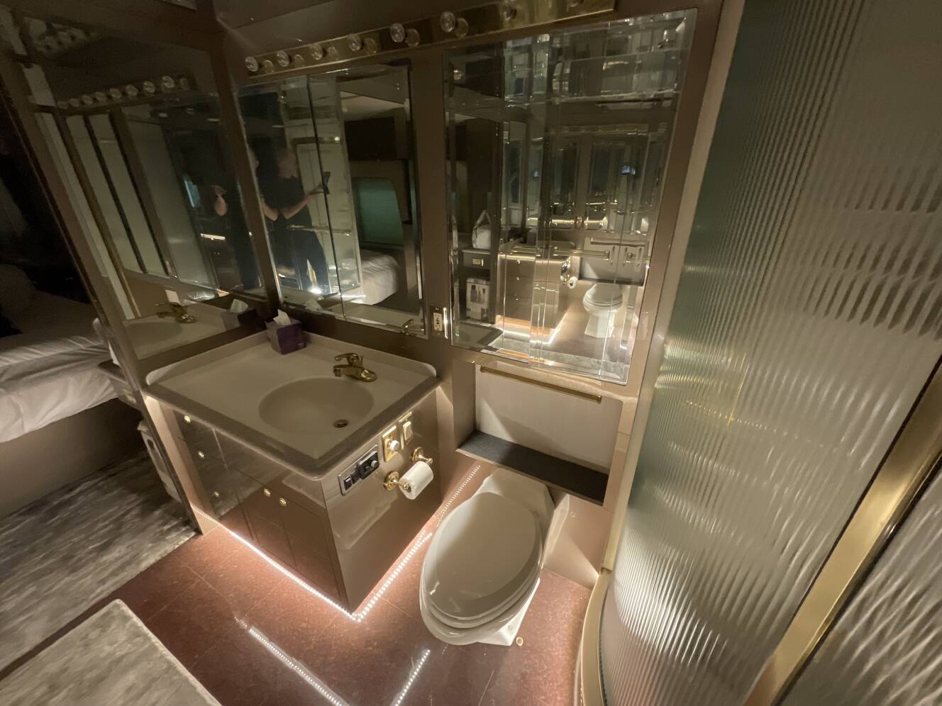 A photo of this 2000 Featherlite Coaches Vogue