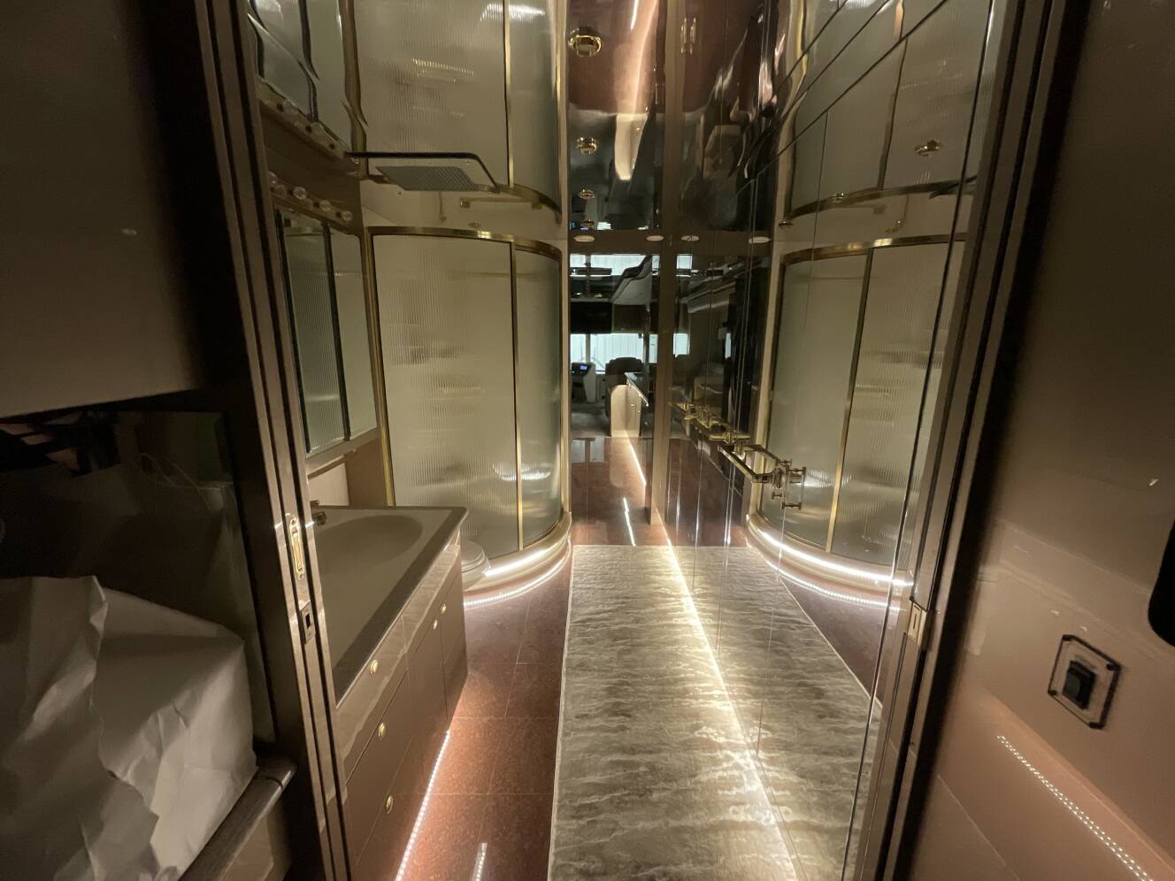 A photo of this 2000 Featherlite Coaches Vogue