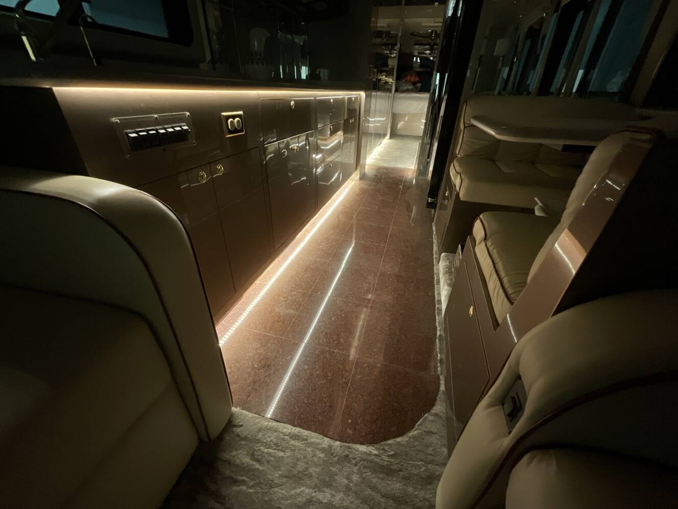 A photo of this 2000 Featherlite Coaches Vogue