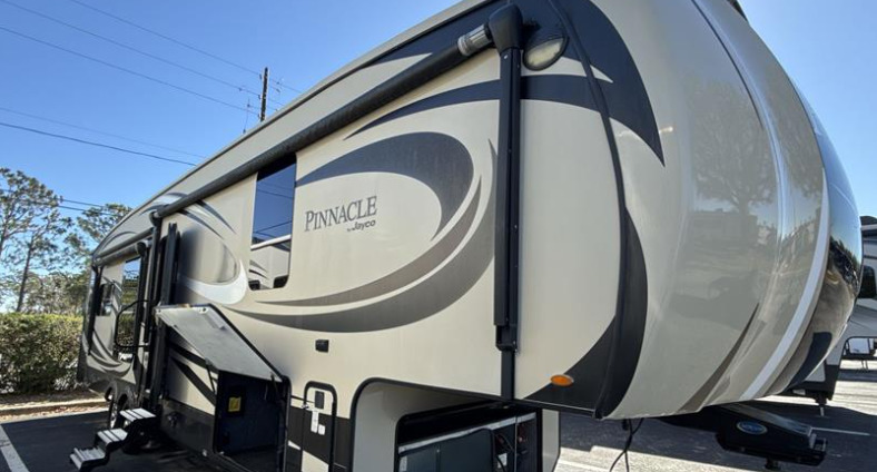 2017 Jayco PINNACLE 38FLSA in yorba linda CA