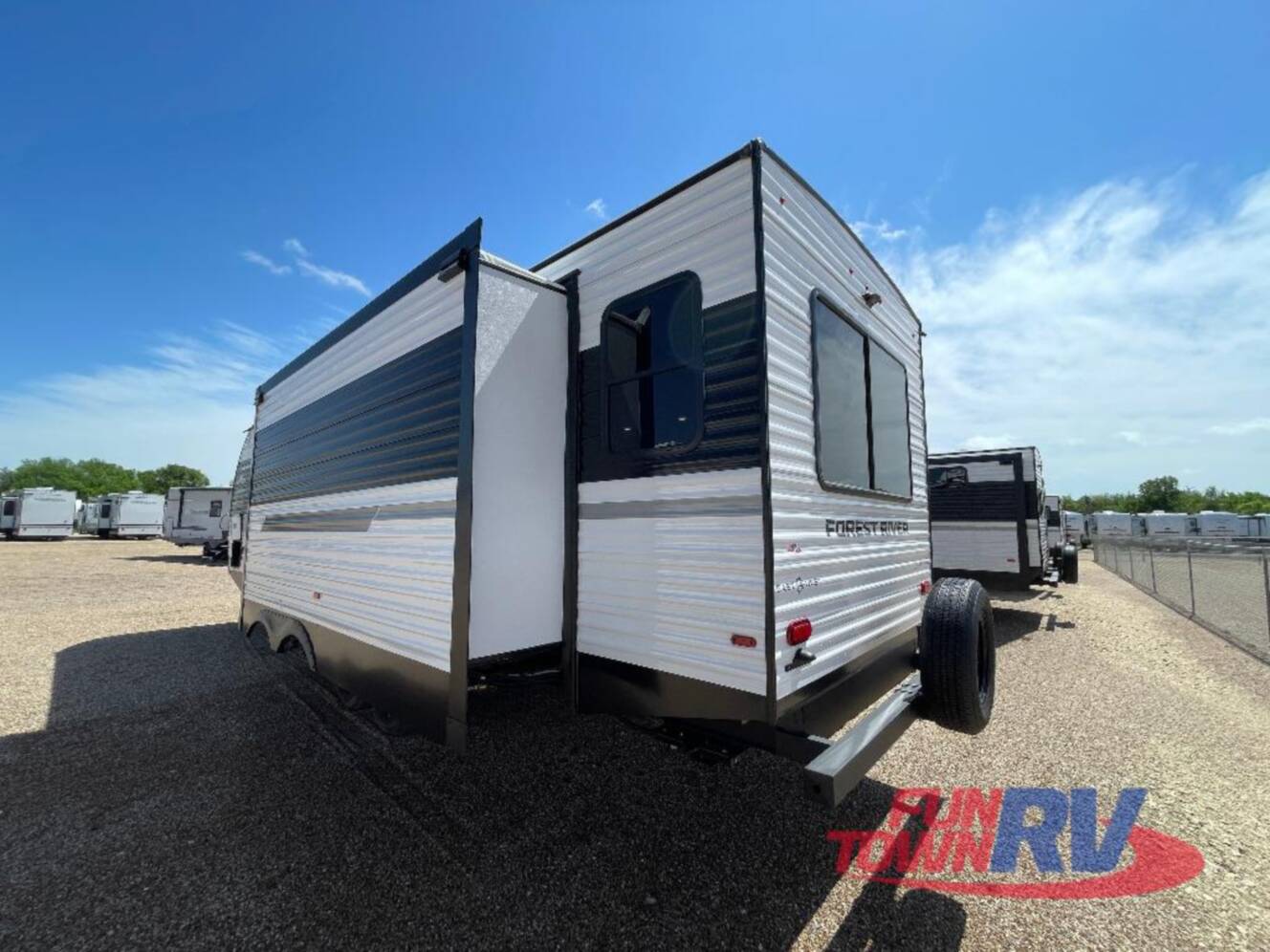 A photo of this 2026 East To West Della Terra 272RL