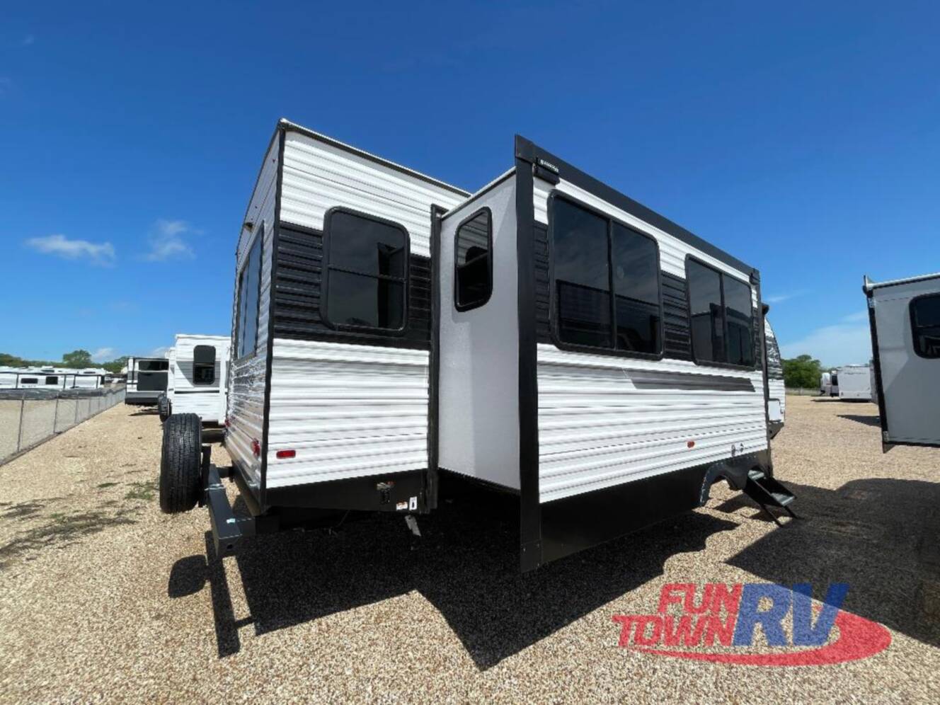 A photo of this 2026 East To West Della Terra 272RL