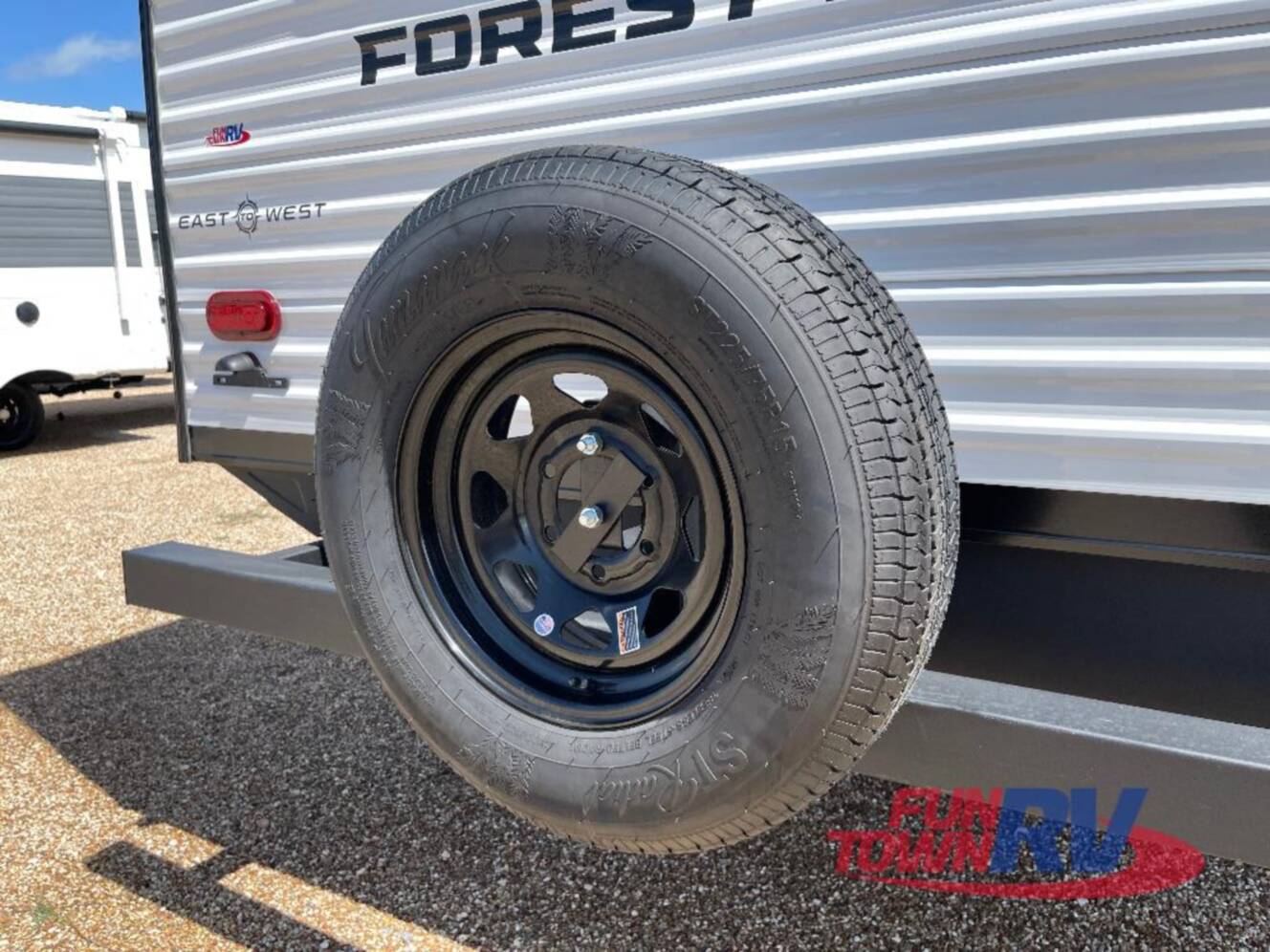 A photo of this 2026 East To West Della Terra 272RL