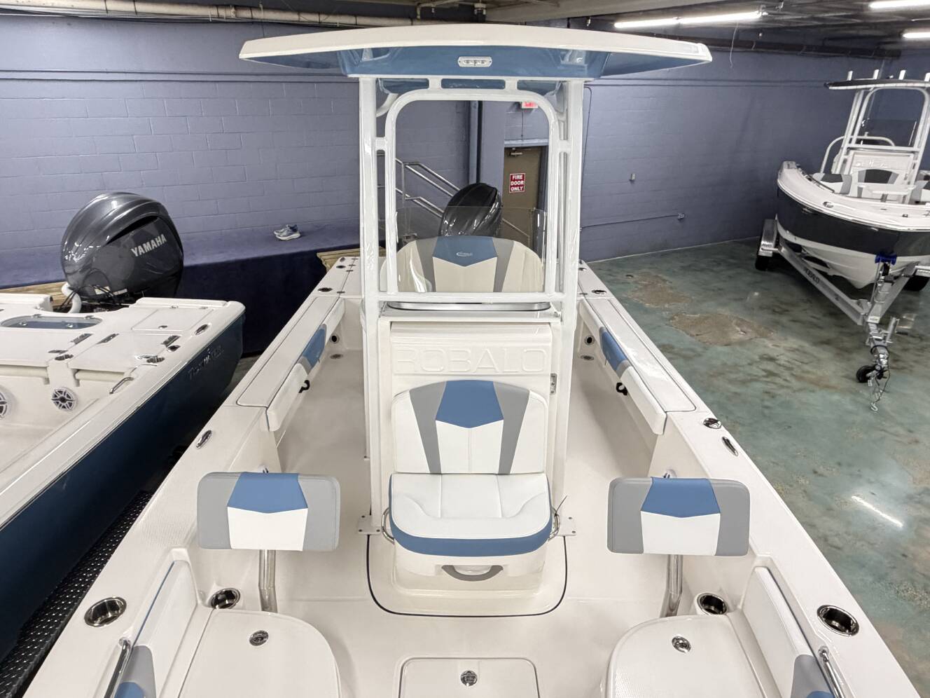 A photo of this 2026 Robalo 226 CAYMAN