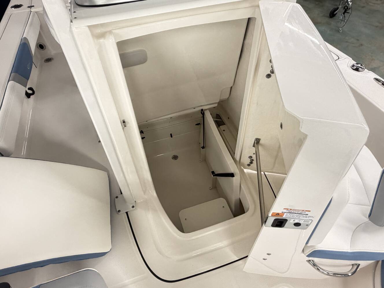 A photo of this 2026 Robalo 226 CAYMAN