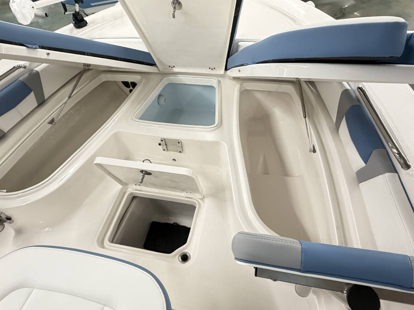 A photo of this 2026 Robalo 226 CAYMAN