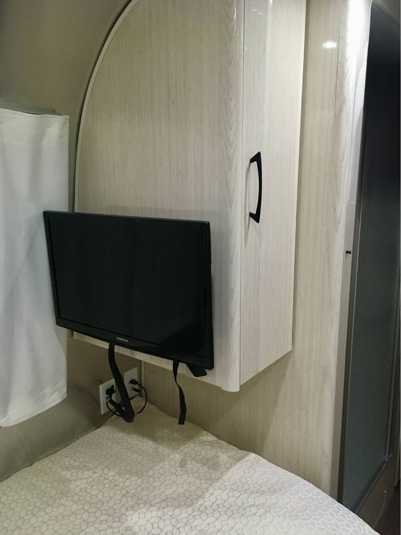 A photo of this 2019 Airstream INTERNATIONAL SERENITY 28RB TWIN