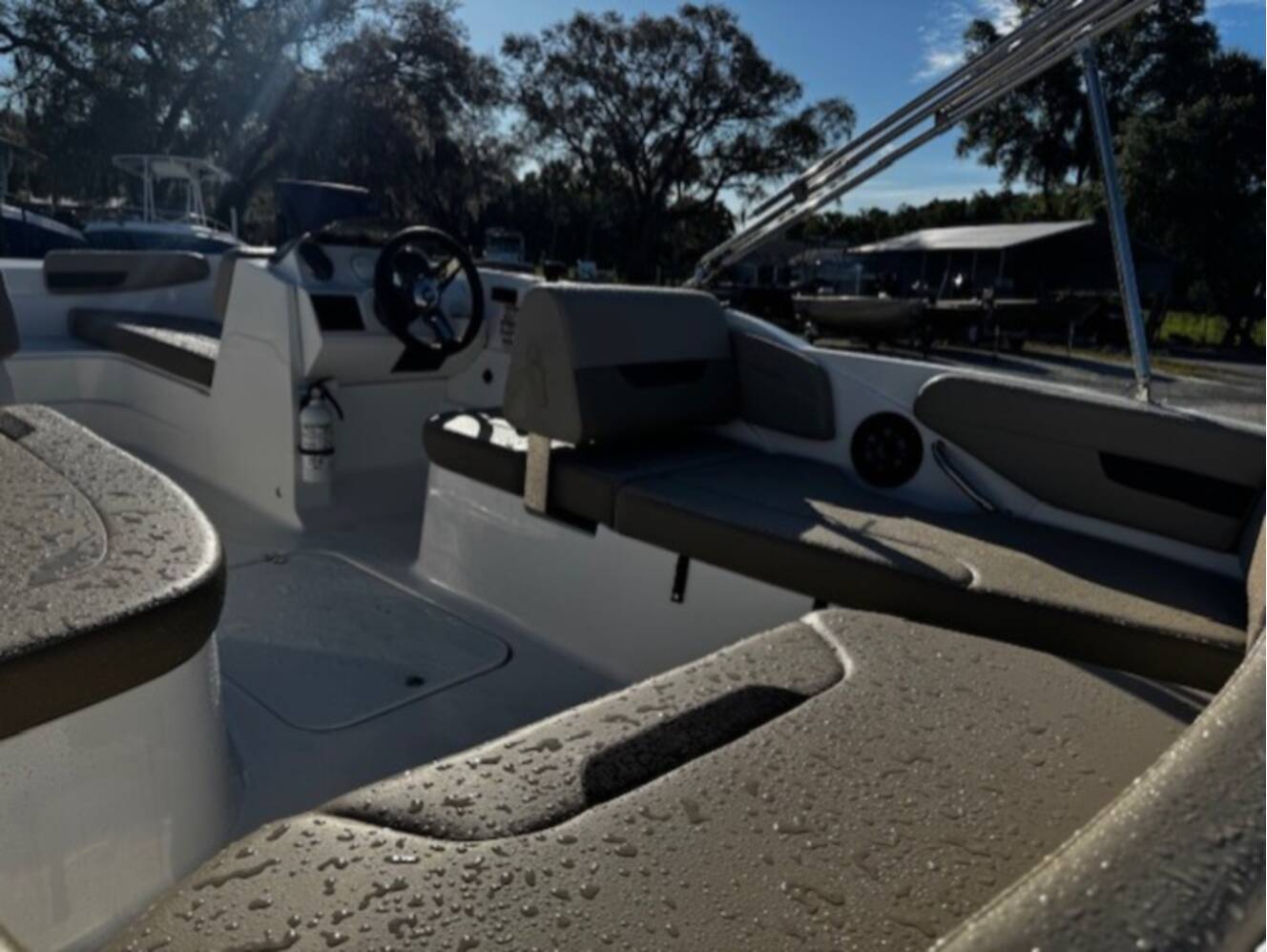 A photo of this 2022 Hurricane SUNDECK SPORT SS 185