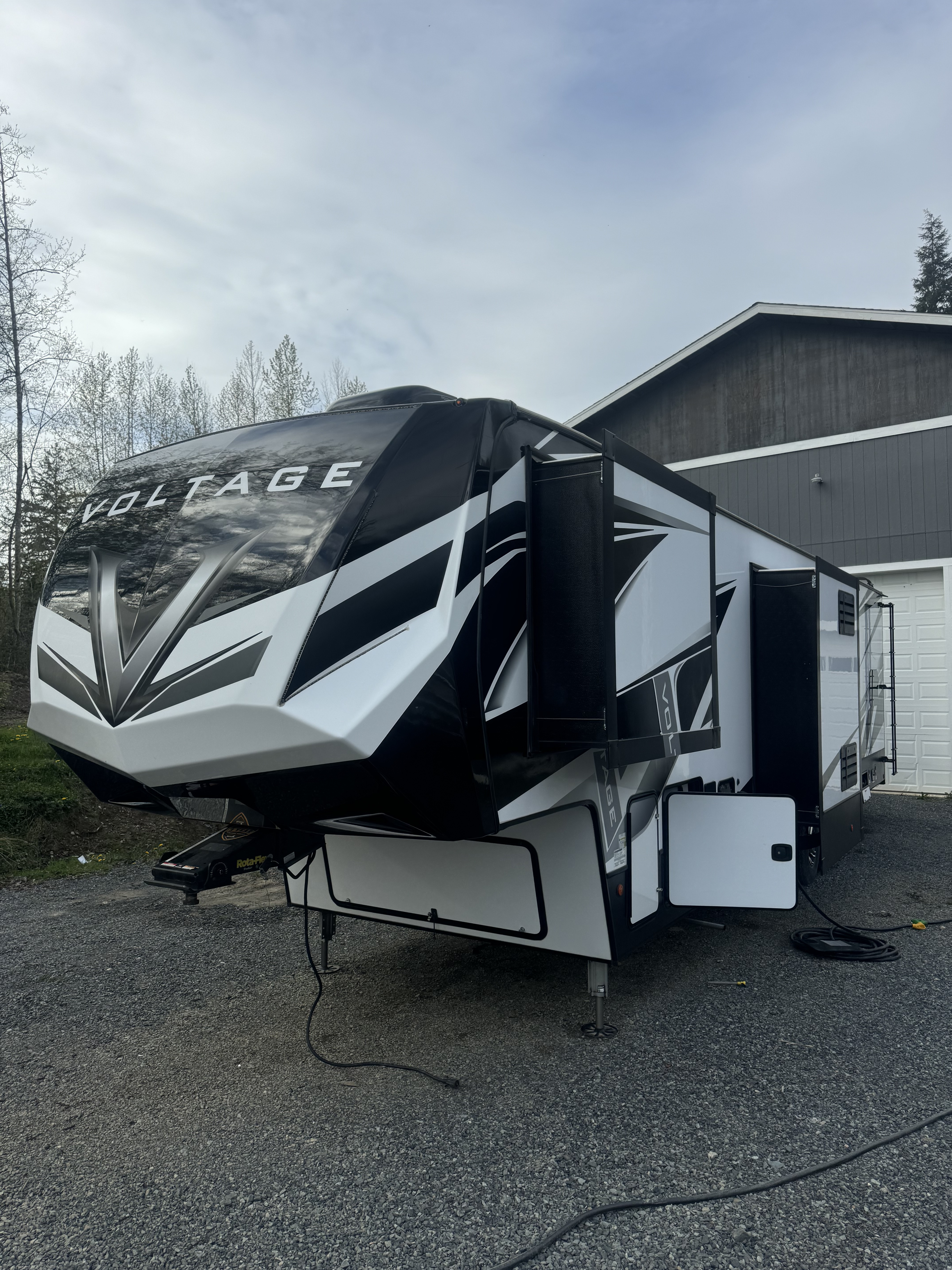 2021 Dutchmen VOLTAGE 3915 RV