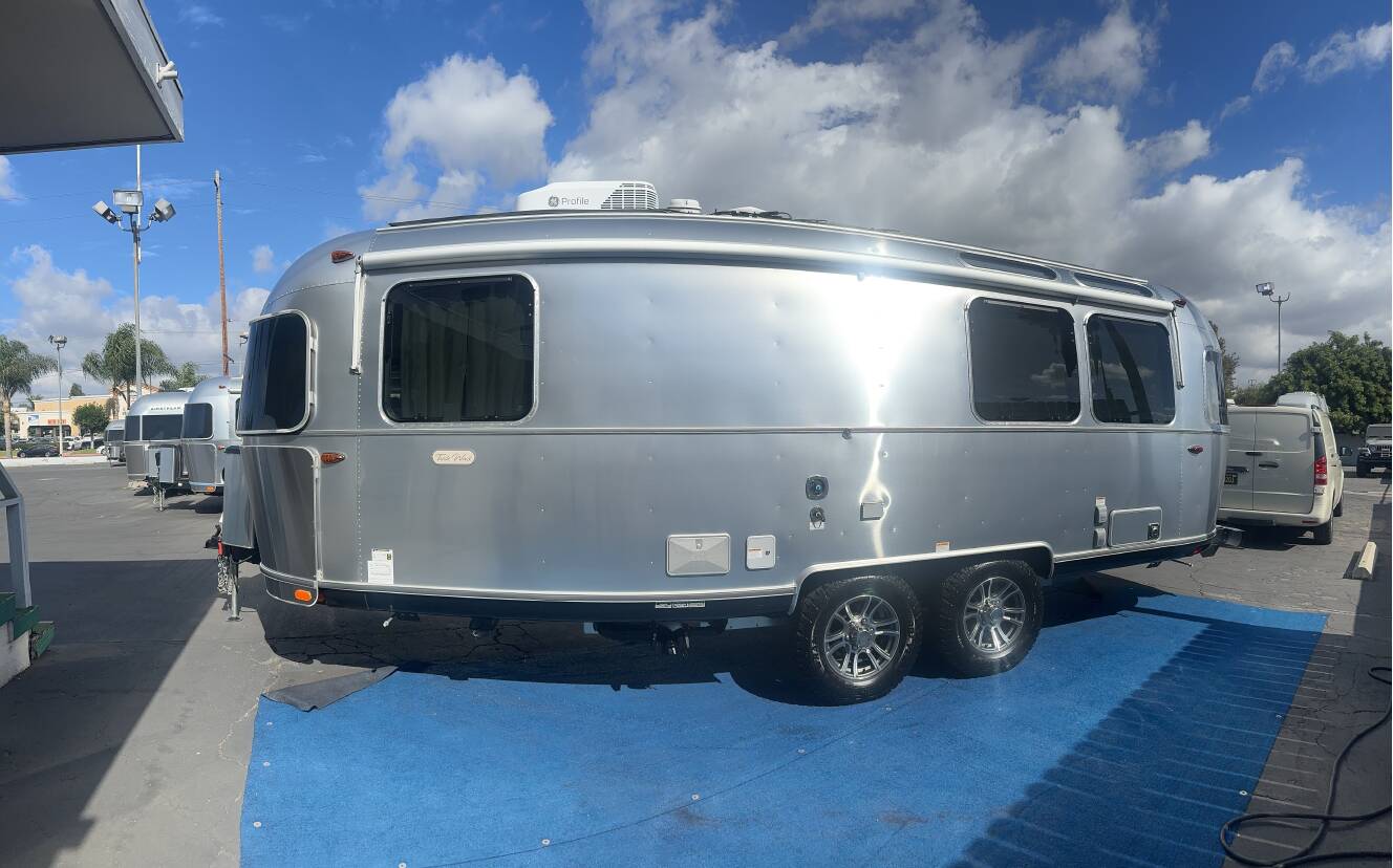 A photo of this 2024 Airstream TRADE WIND 25FBQ