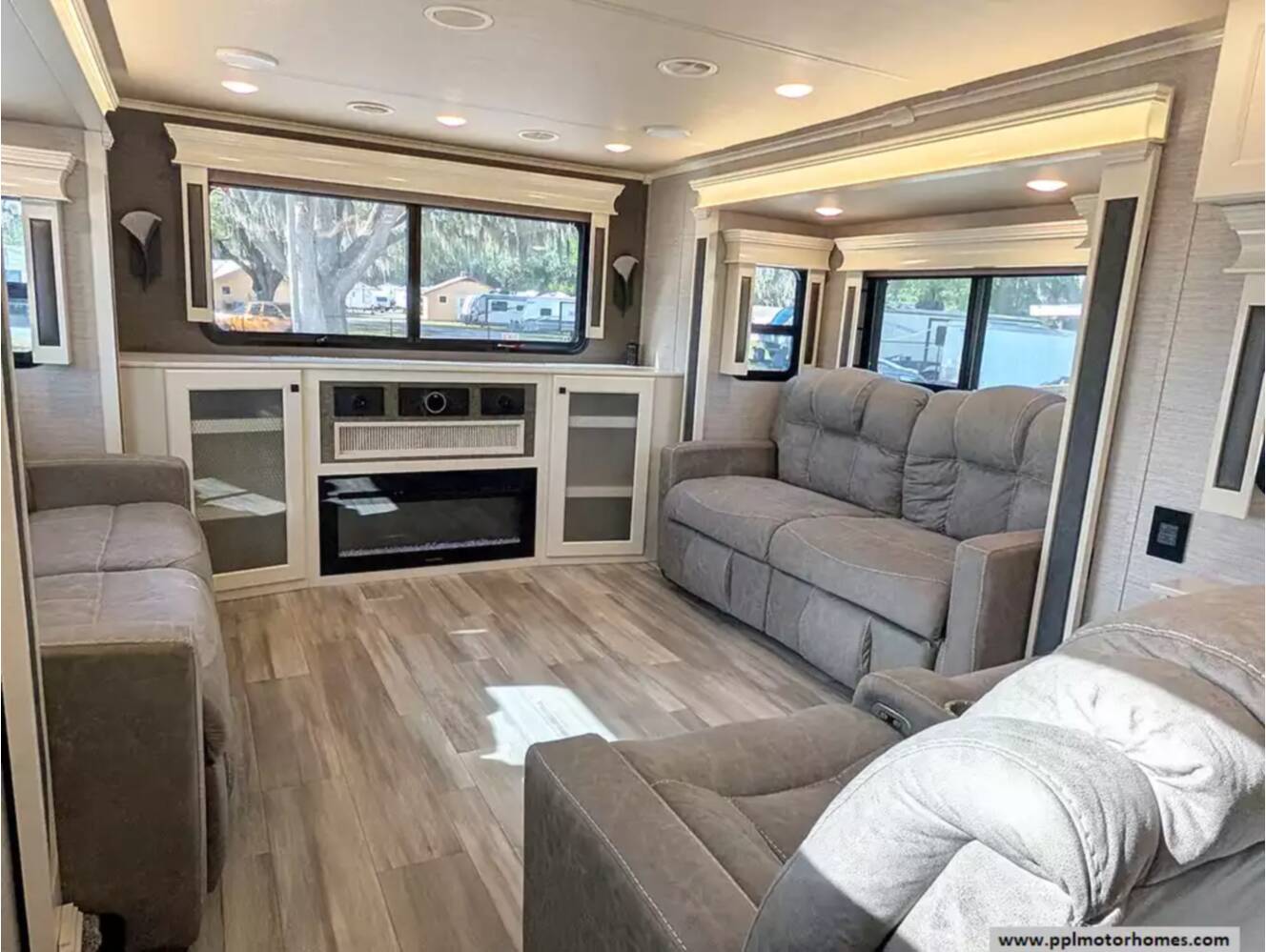 A photo of this 2022 Vanleigh Rv Beacon 42RDB