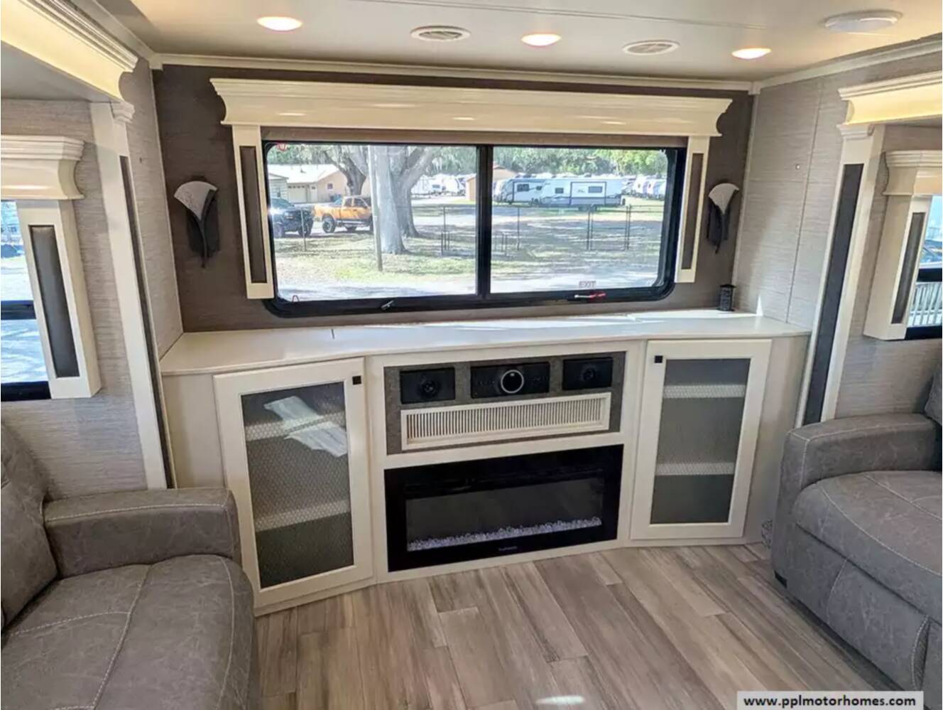 A photo of this 2022 Vanleigh Rv Beacon 42RDB