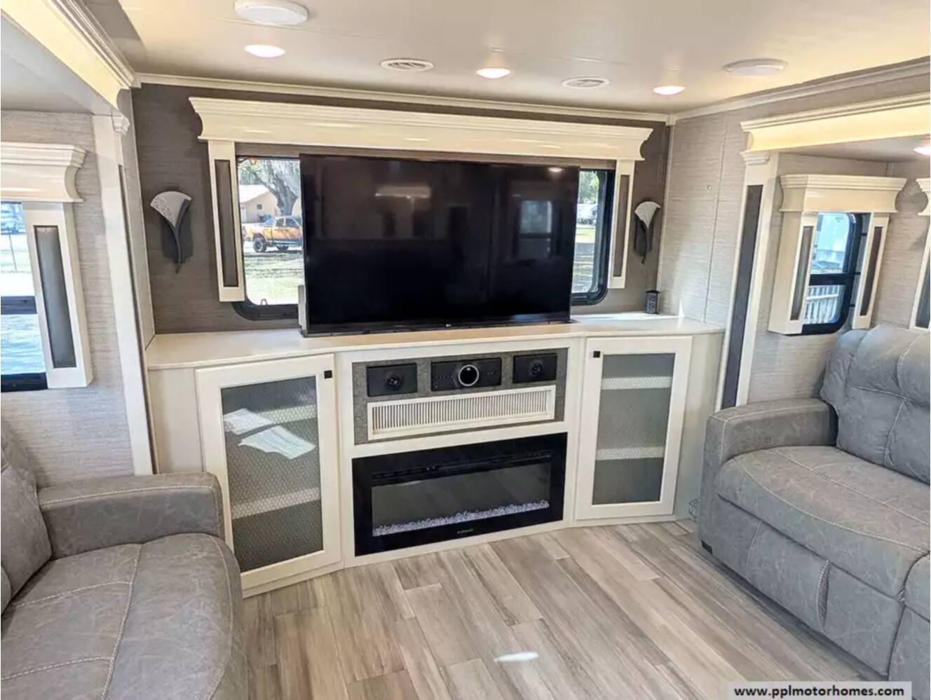 A photo of this 2022 Vanleigh Rv Beacon 42RDB