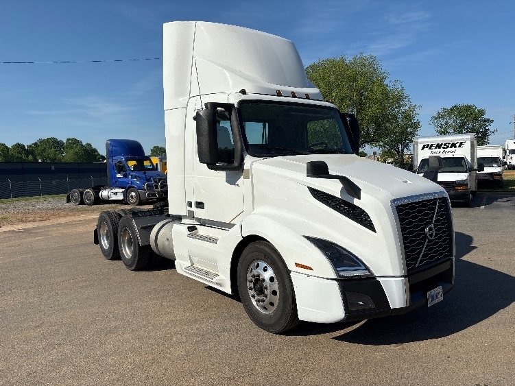 2022 VOLVO VNL64T300 in Mebane, NC