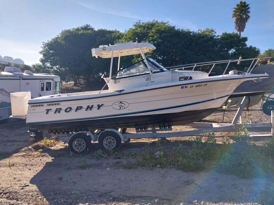 1996 Bayliner 2352 Trophy Walkaround Sport Fishing Boat boat
