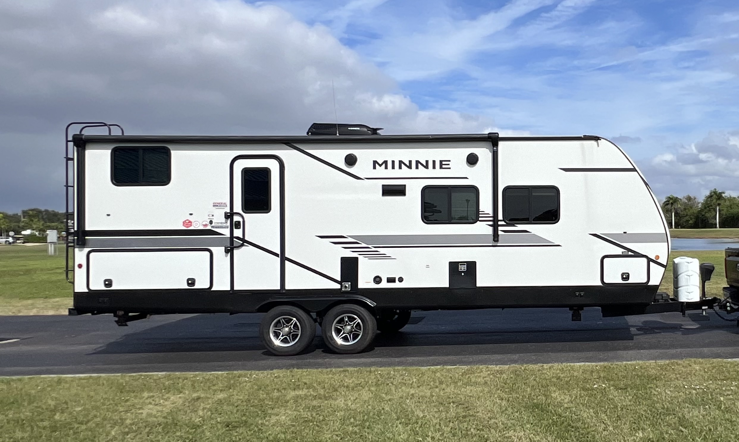 2021 Winnebago MINNIE 2301BHS RV
