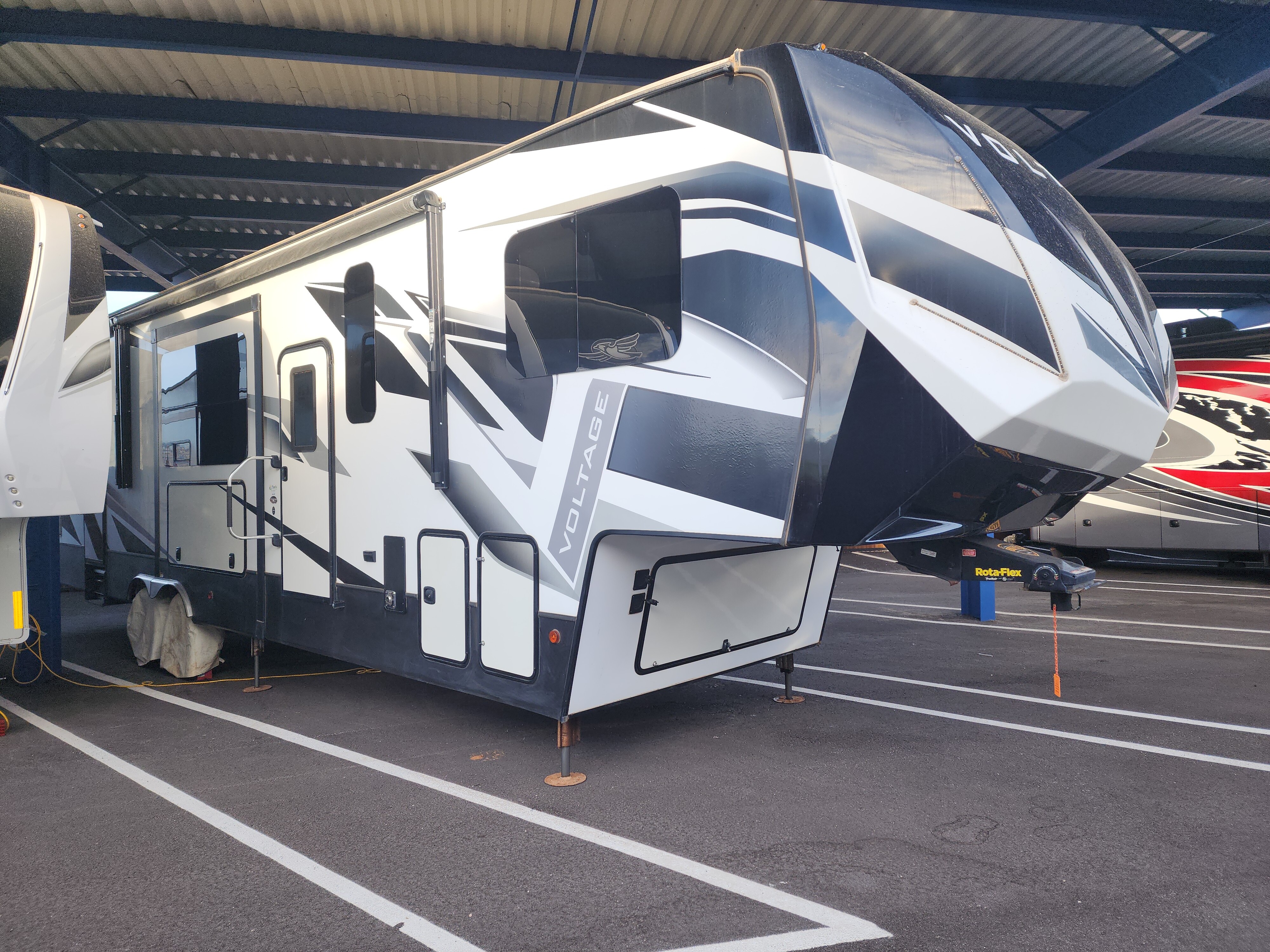2020 Dutchmen VOLTAGE 3635 RV