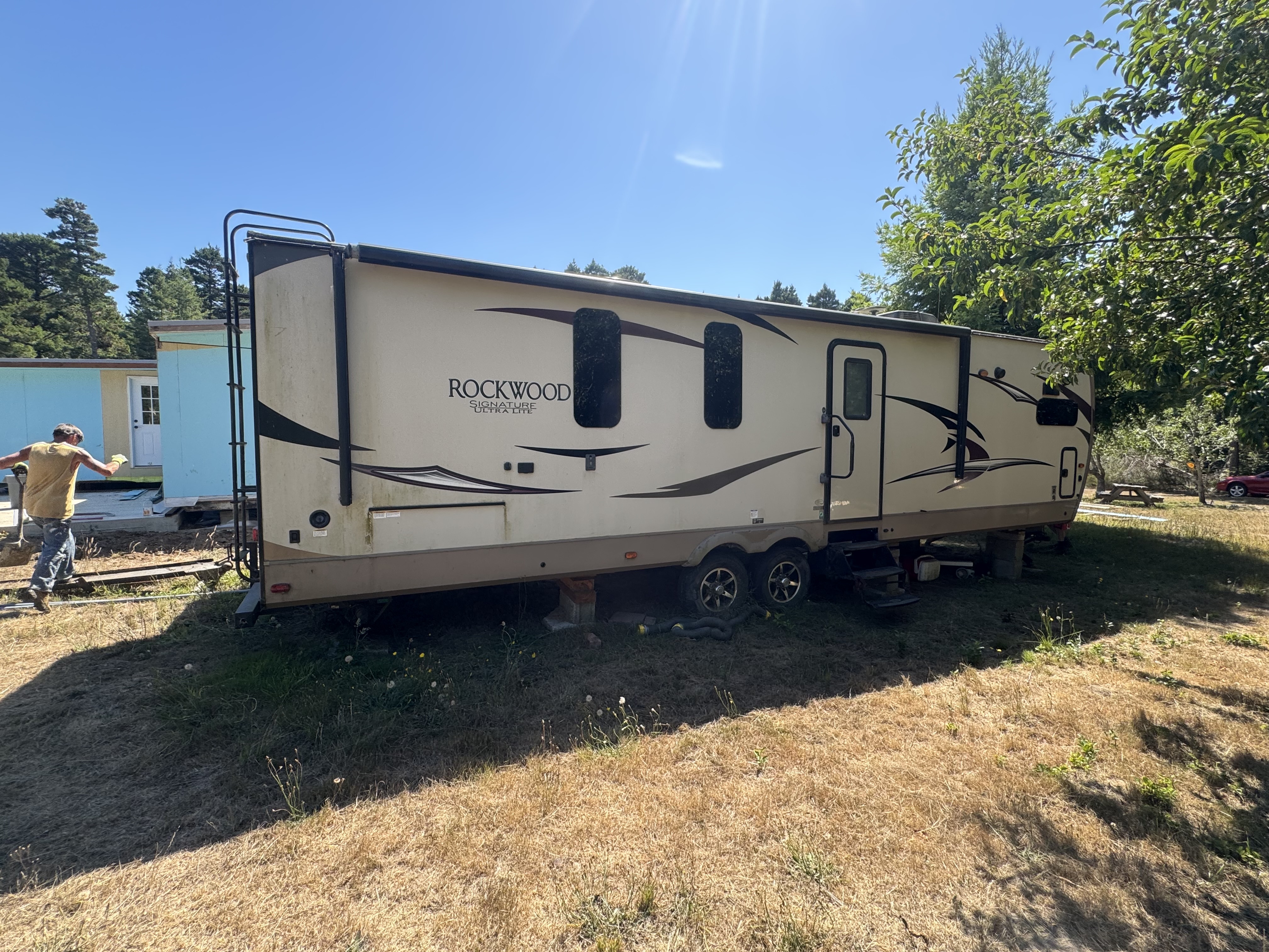 2017 Forest River ROCKWOOD SIGNATURE 8335BSS in bandon OR