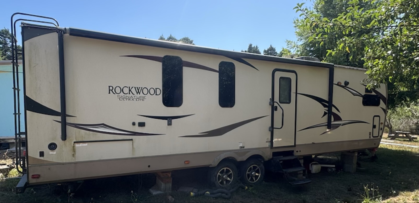 2017 Forest River ROCKWOOD SIGNATURE 8335BSS in bandon OR