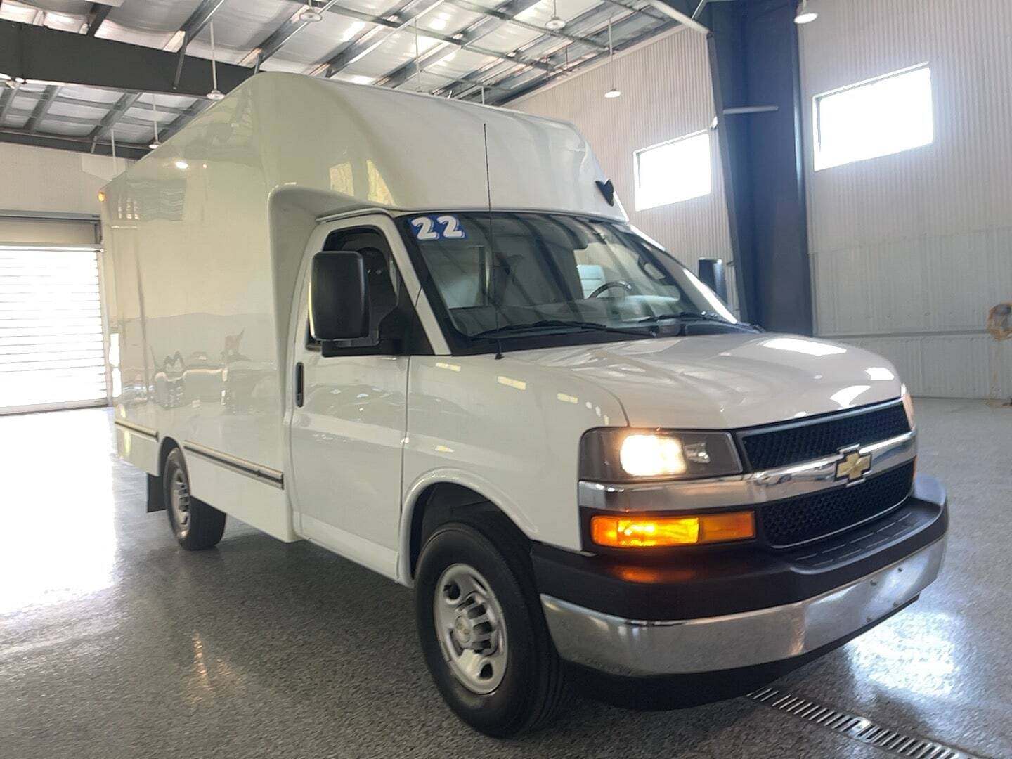 2022 CHEVROLET Express Cutaway G3500 UNICEL 12' BOX TRUCK in North Smithfield, RI