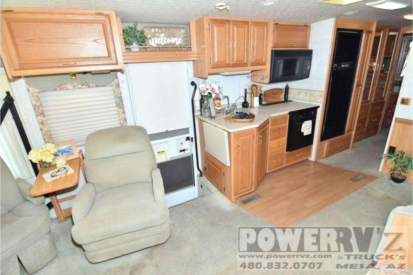 A photo of this 2001 Winnebago Adventurer 32V
