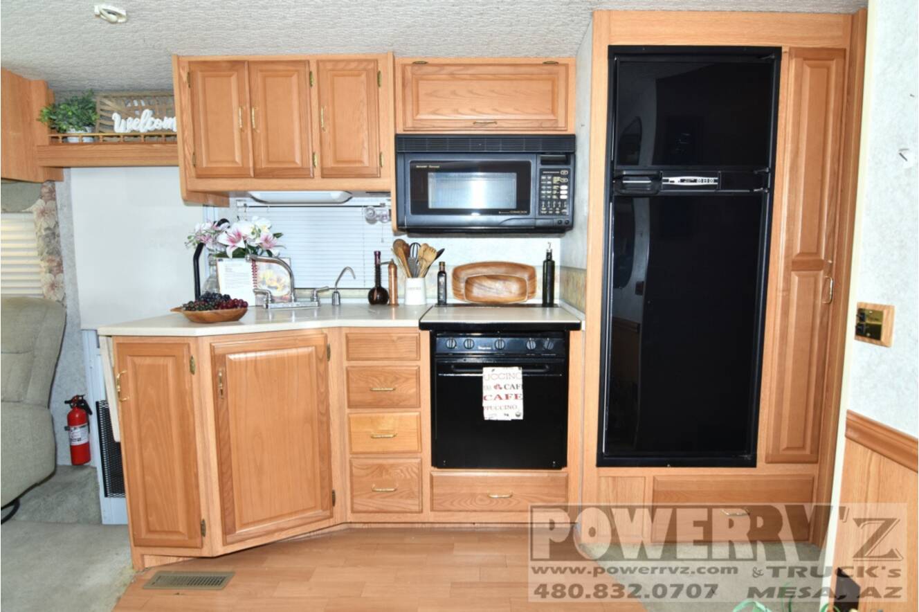 A photo of this 2001 Winnebago Adventurer 32V