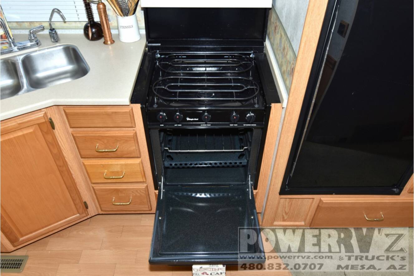 A photo of this 2001 Winnebago Adventurer 32V