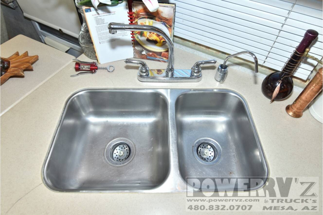 A photo of this 2001 Winnebago Adventurer 32V