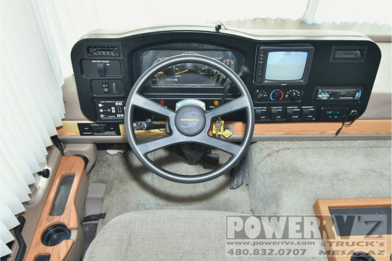 A photo of this 2001 Winnebago Adventurer 32V