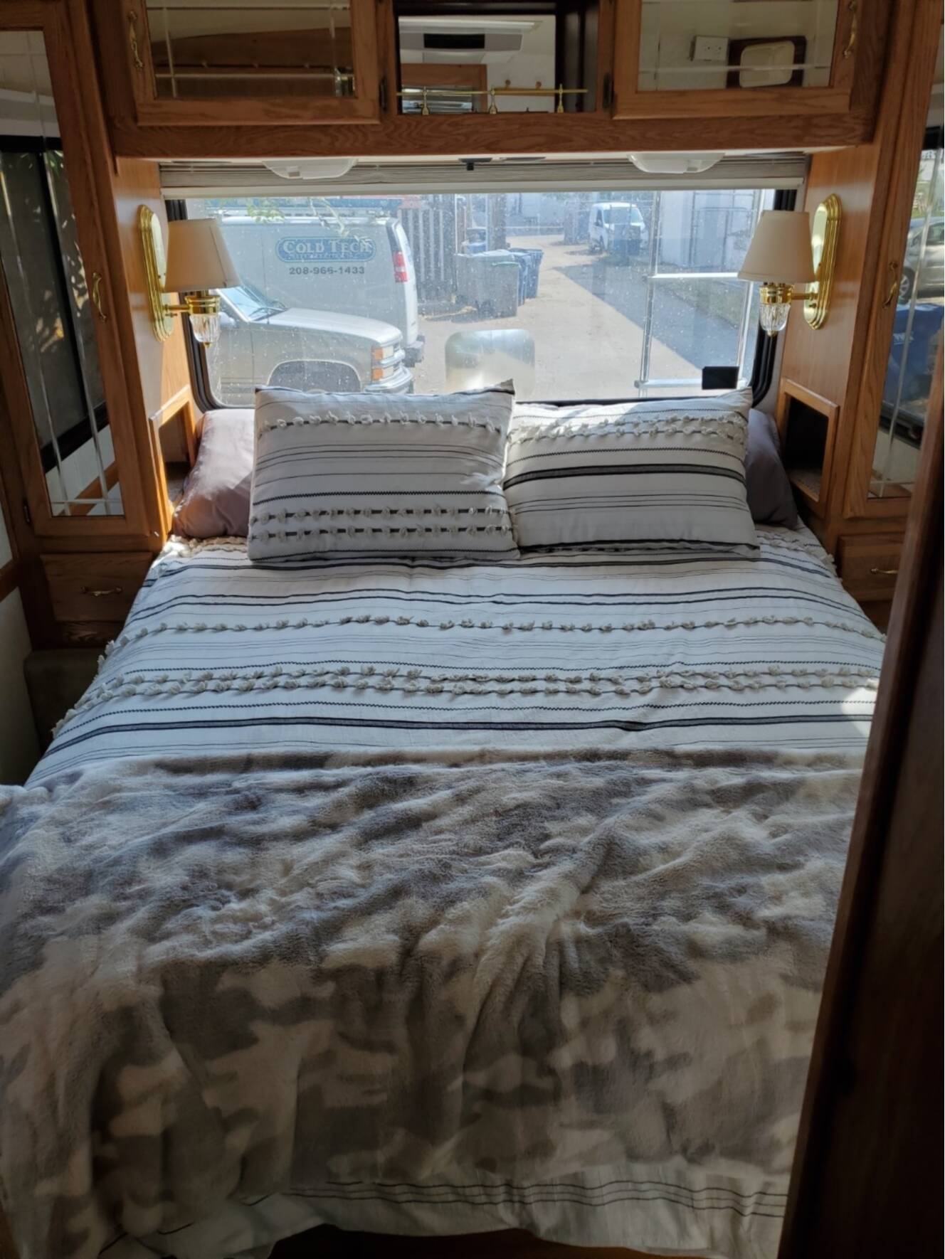 A photo of this 1999 Airstream LAND YACHT 30