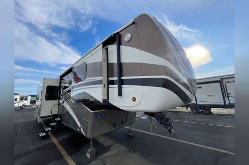 2017 DRV LUXURY SUITES MOBILE SUITES 38RSSA in richmond IN