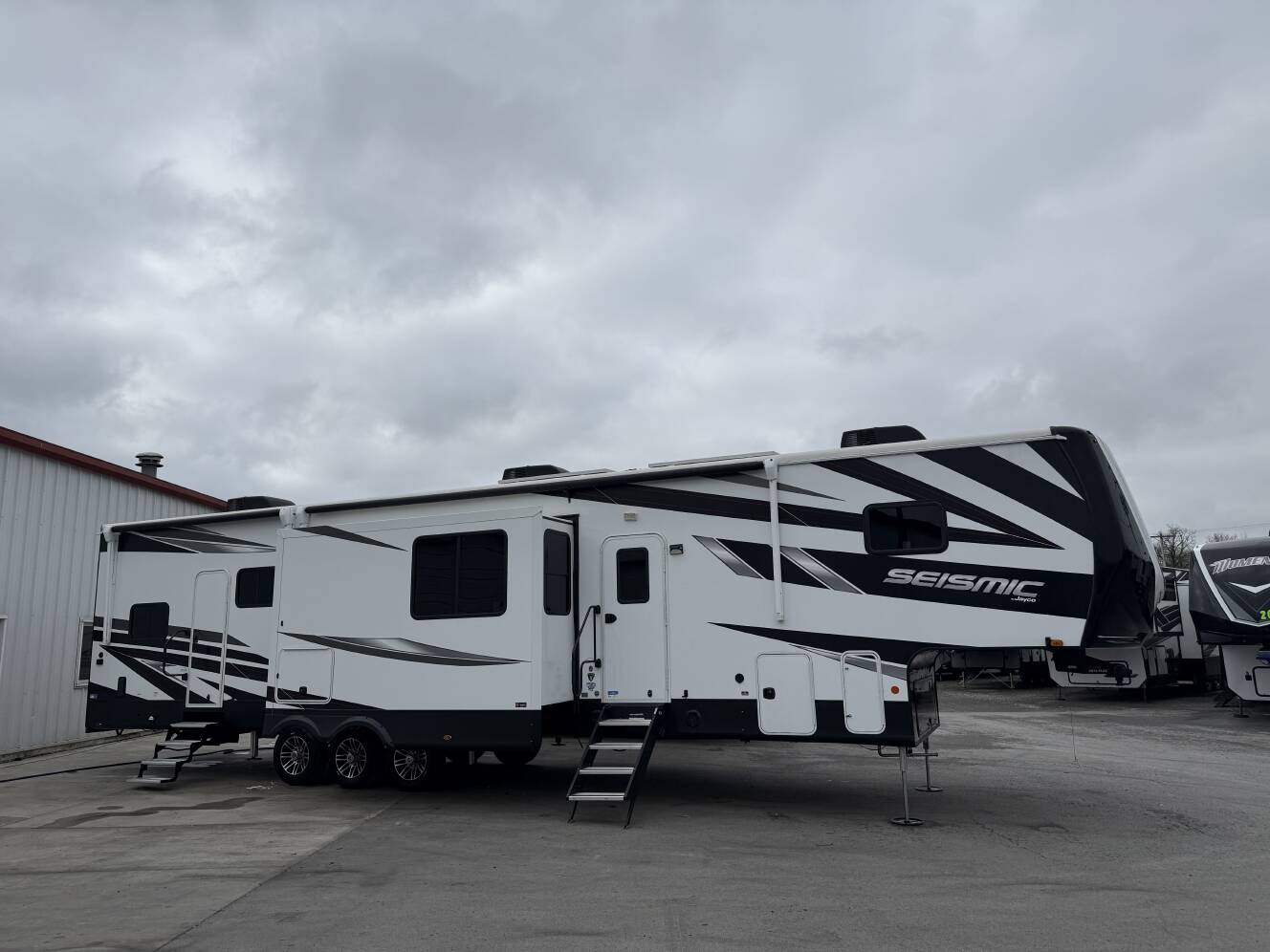 A photo of this 2025 Jayco SEISMIC 399