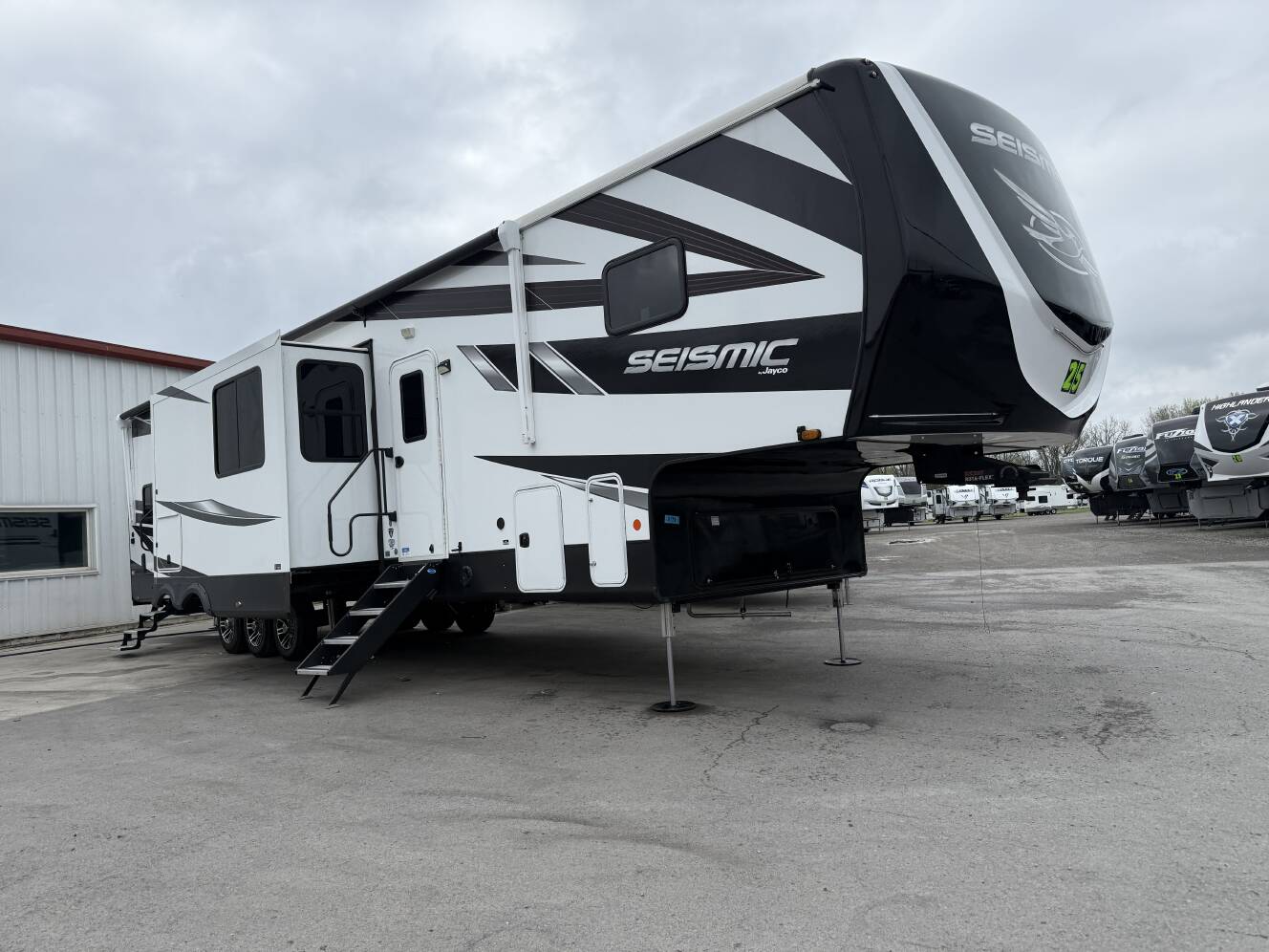 A photo of this 2025 Jayco SEISMIC 399
