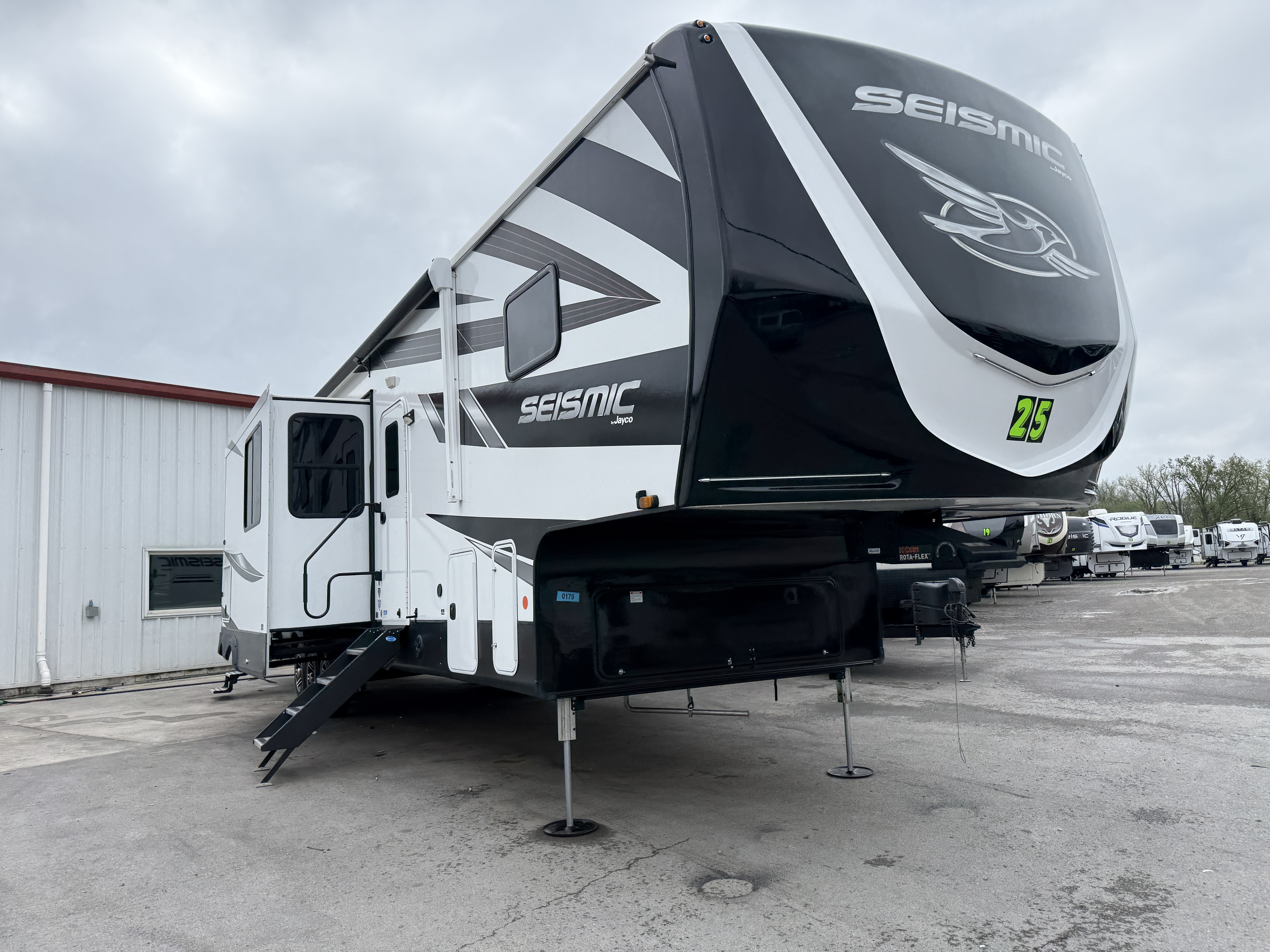2025 Jayco SEISMIC 399 Fifth Wheel Toy Hauler RV