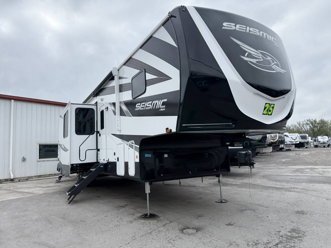A photo of this 2025 Jayco SEISMIC 399
