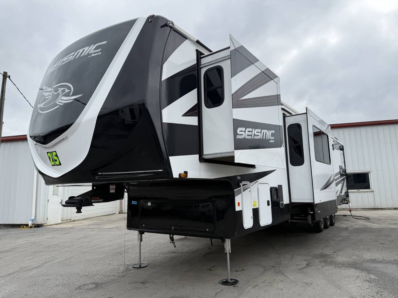 A photo of this 2025 Jayco SEISMIC 399