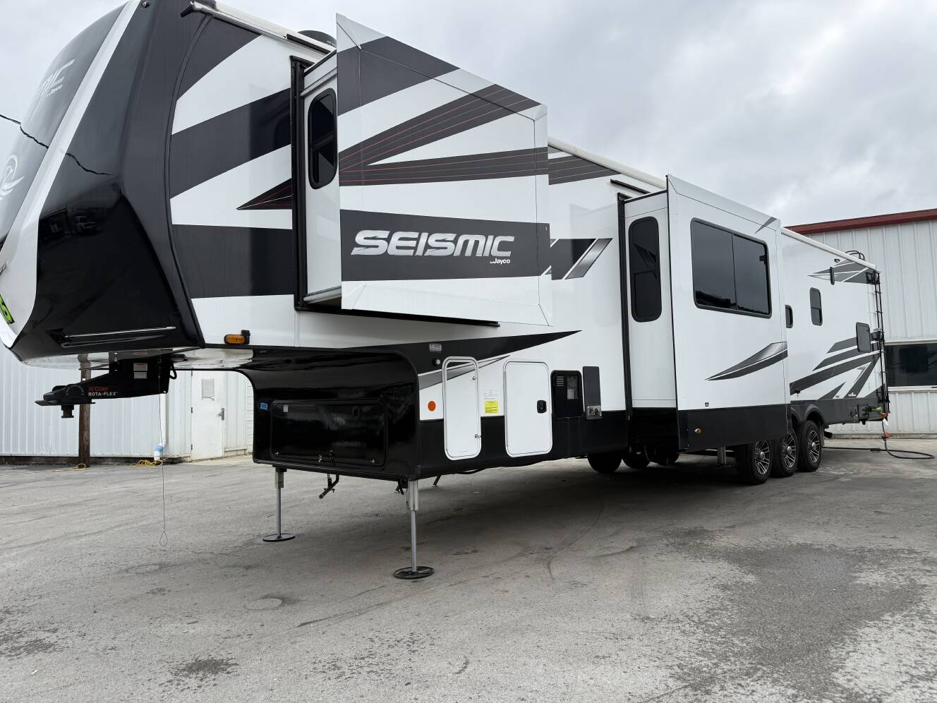 A photo of this 2025 Jayco SEISMIC 399