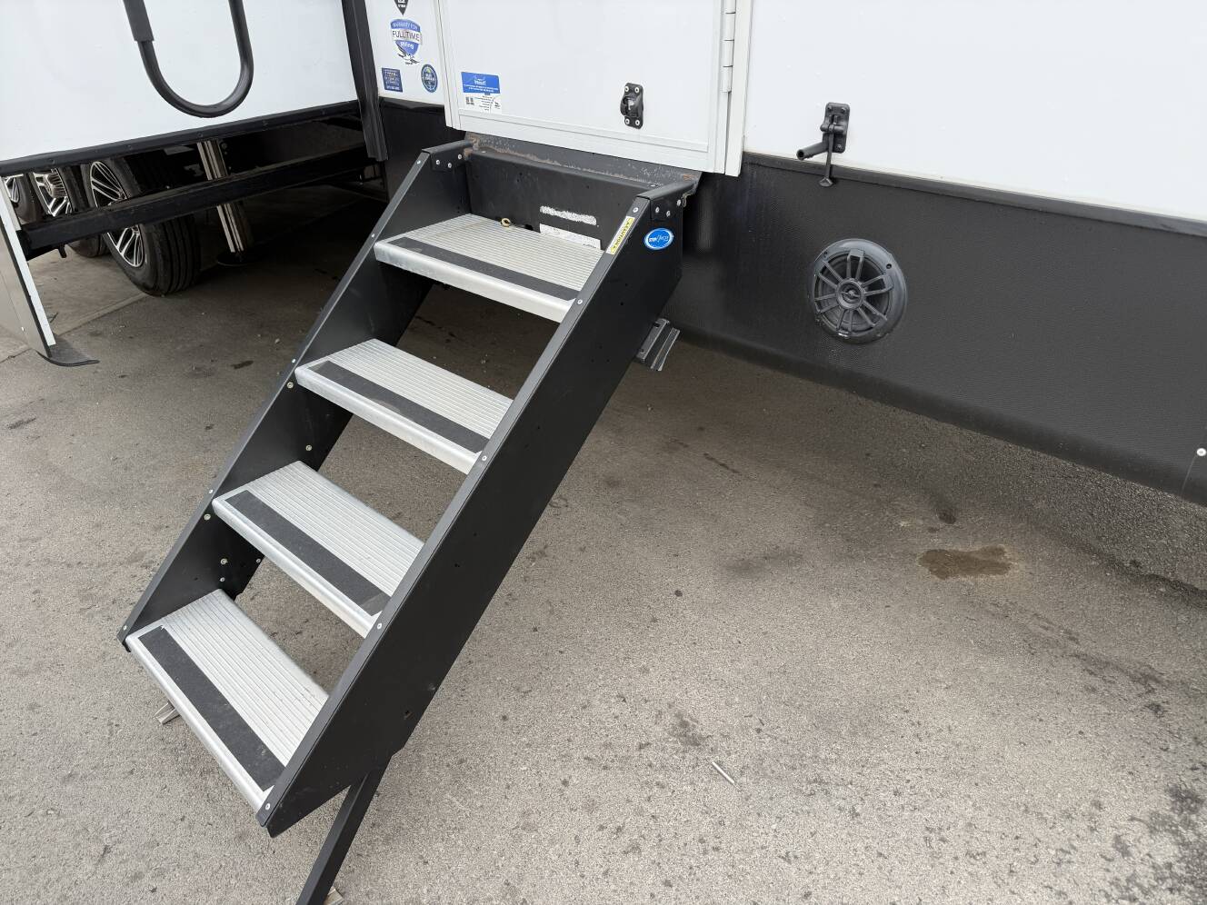 A photo of this 2025 Jayco SEISMIC 399